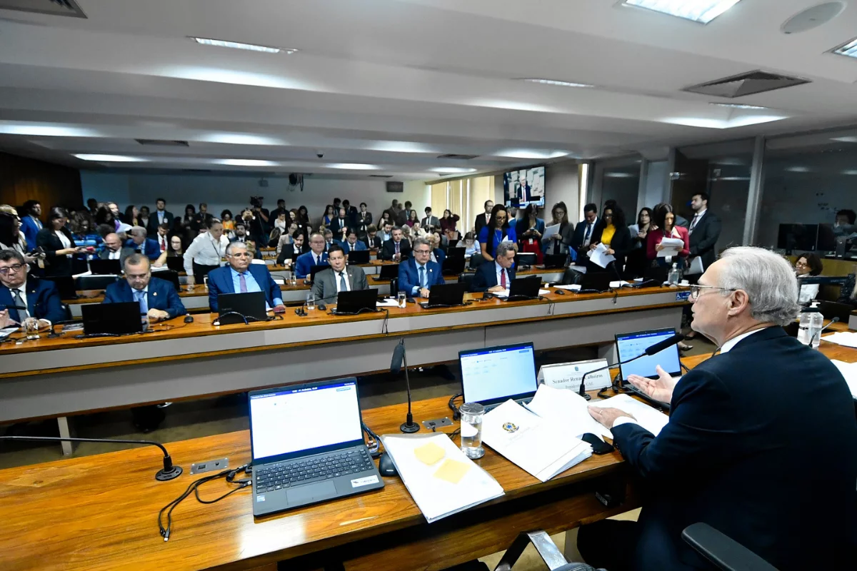 À mesa, presidente da CAE, senador Renan Calheiros (MDB-AL), conduz sessão. Foto: Geraldo Magela/Agência Senado