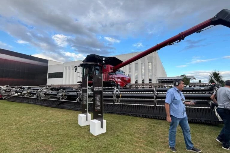 Maior colheitadeira de grãos do mundo será lançada na Agrishow 2025