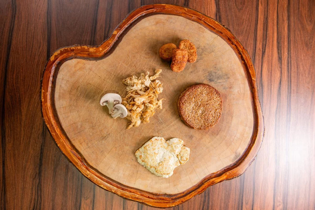 Alimentos têm textura de carne, mas são veganos - Foto: Hummami/Divulgação