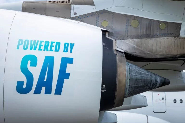 Raízen e a SAFPAC assinam acordo sobre Combustível Sustentável de Aviação
