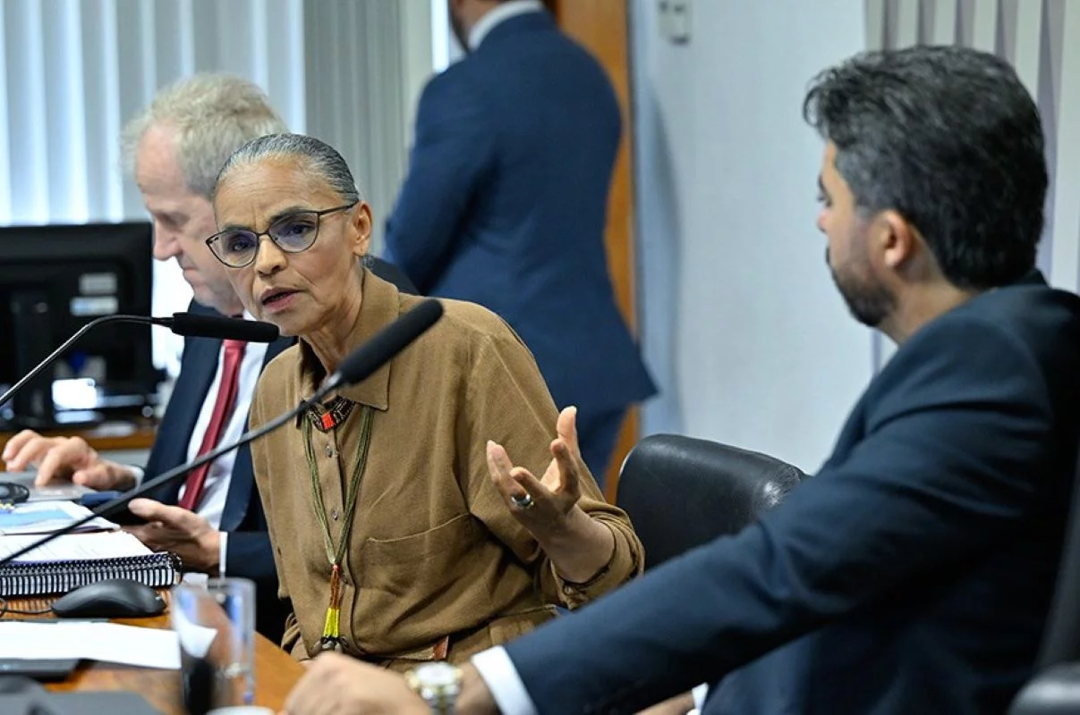 Marina discutiu com senadores antes de deixar a audiência - Foto: Geraldo Magela/Agência Senado