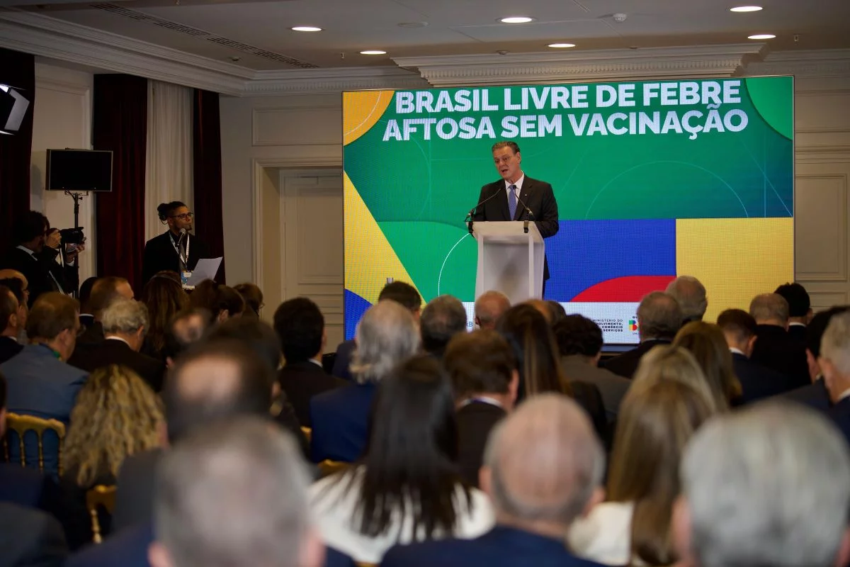 Fávaro discursa em Paris em cerimônia de entrega de certificado ao Brasil como país livre da aftosa - Caroline De Vita/Divulgação Mapa