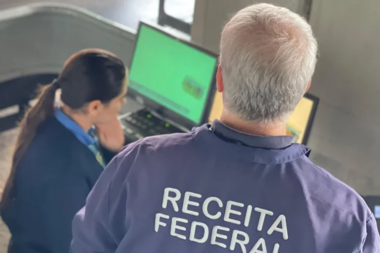 Os poltrões na aduana