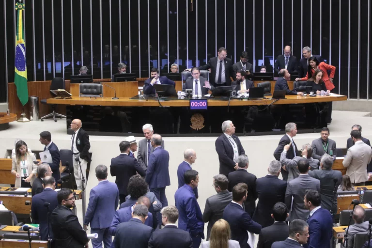Câmara aprova urgência para projeto que derruba aumento do IOF