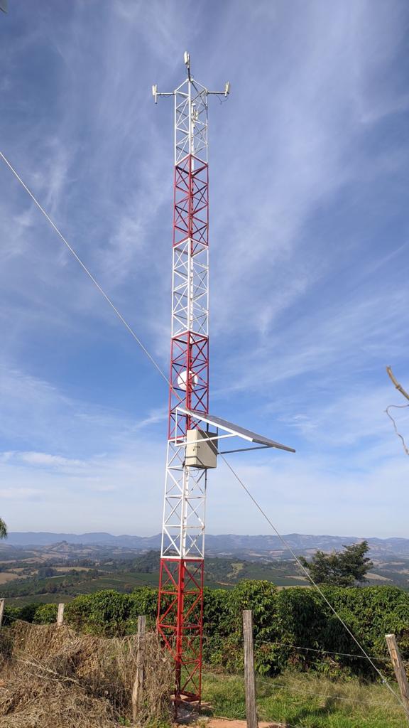 Imagem mostra torre com antena para transmissão de internet wi-fi com placa de energia fotovoltaica