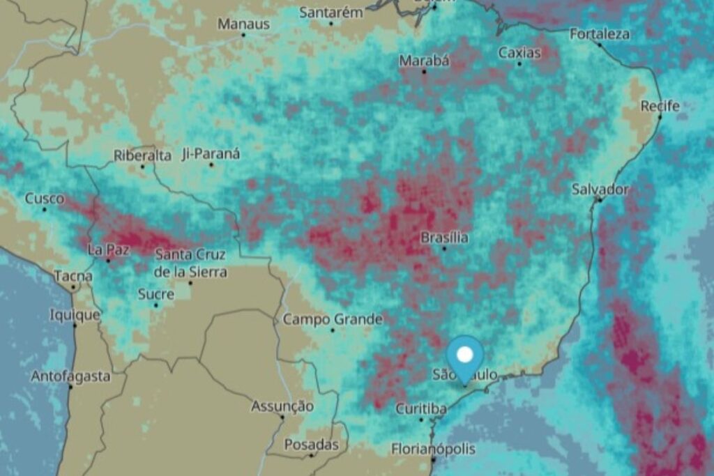 Mapa de previsão meteorológica mostra áreas em vermelho com maior chance de chuva