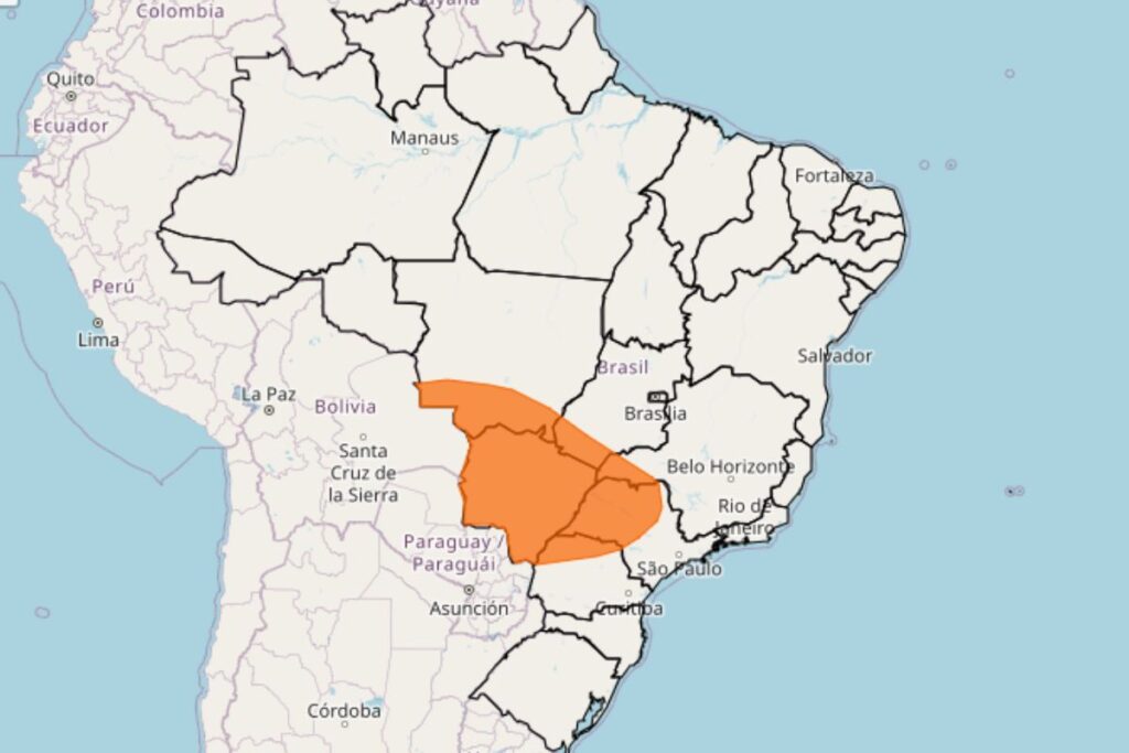 Mapa do Brasil com parte em laranja que mostra atuação da onda de calor