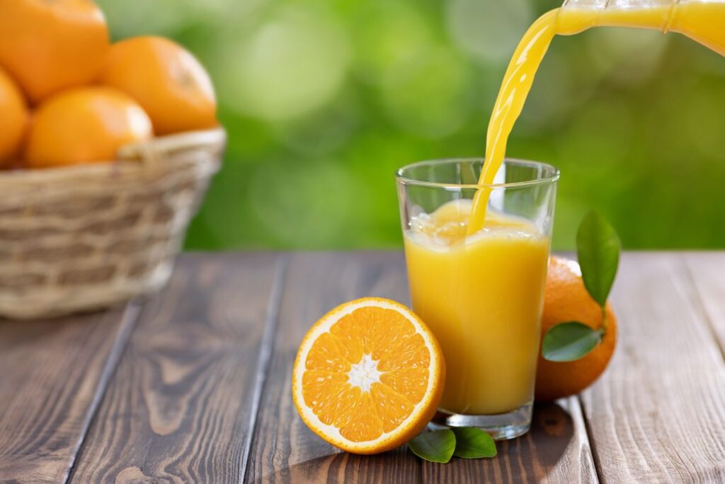 suco de laranja e laranjas